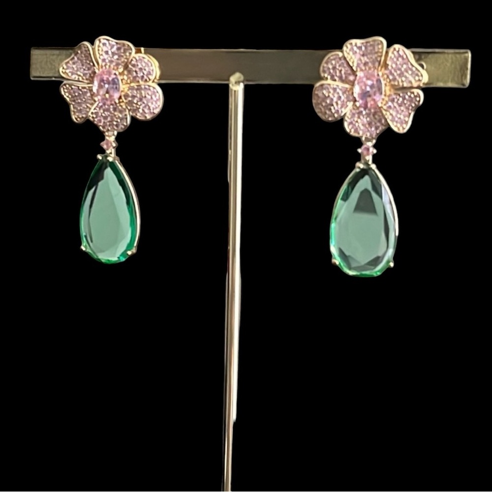 💰SALE💰Stunning CZ and rhinestone floral drop earrings. New.